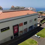 Forum Madeira Ajuda 公寓 *