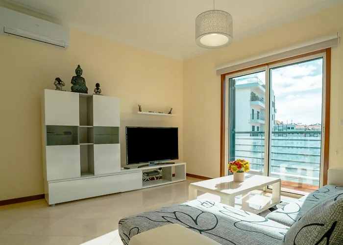 Forum Madeira Ajuda 公寓 *